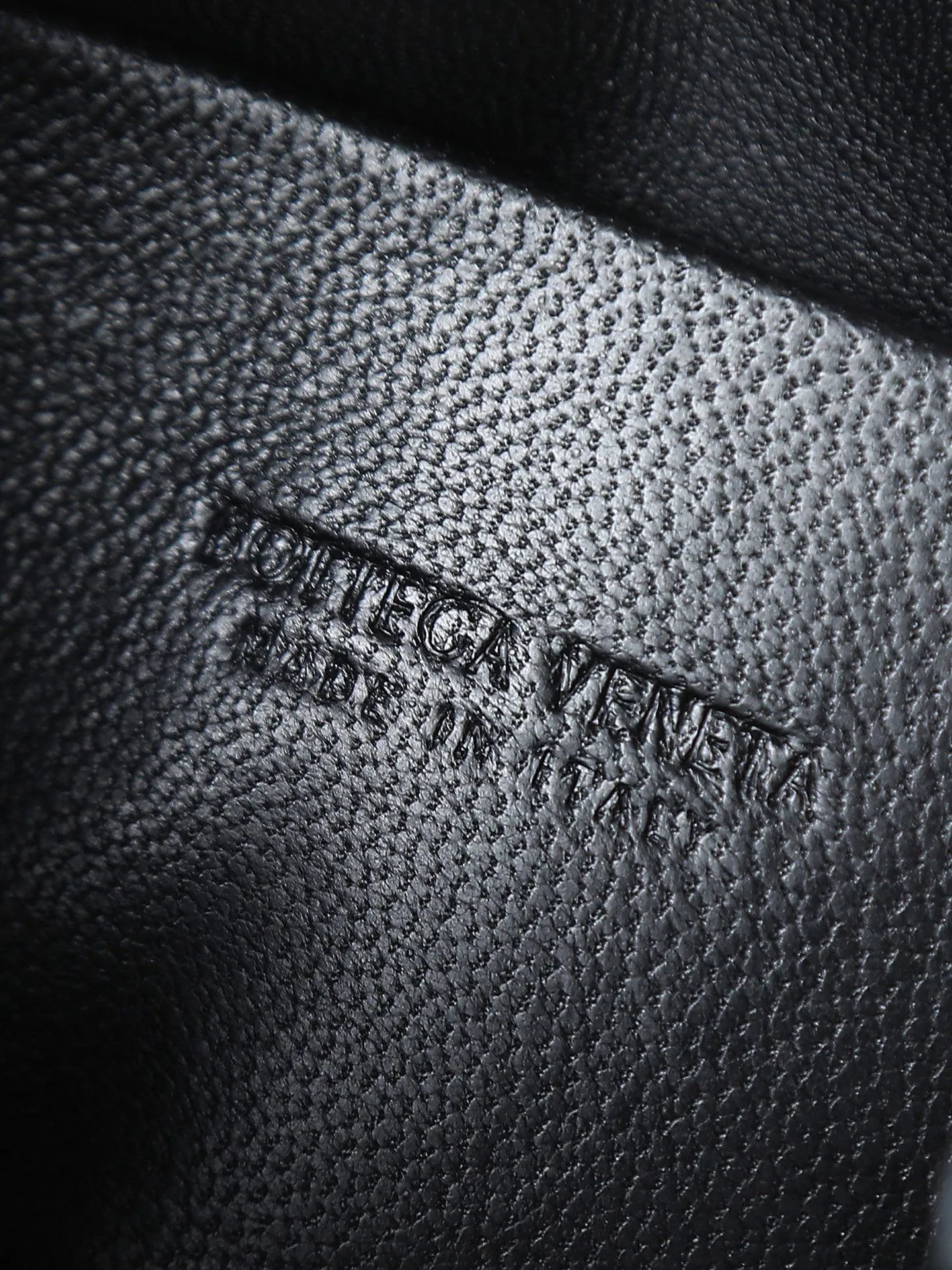 Batch 1300. 𝗕𝗼𝘁𝘁𝗲𝗴𝗮 𝗩𝗲𝗻𝗲𝘁𝗮———— The latest version of the loop camera bag💥 at the BV King of Cost-Effectiveness counter, large woven texture➕As always, ultra-high-quality lambskin, with zippers and adjustable drawstrings, it is especially suitable for the belly💫It can fit anything, and it is very light in weight. It is suitable for girls of all ages. Size: 17*10*6 Style number: 680254